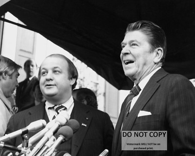RONALD REAGAN INTRODUCES JAMES BRADY AS PRESS SECRETARY - 8X10 PHOTO (MW-820)