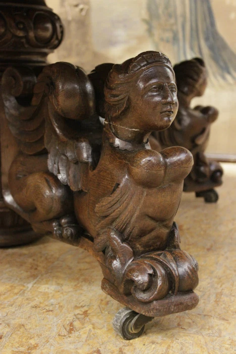 Mesa redonda grande antigua francesa renacentista tallada con animales tallados Foto 3 de 4