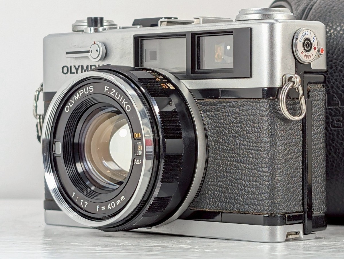 OLYMPUS 35 DC / F.ZUIKO 40mm F1.7 Olympus 35 DC — Broken