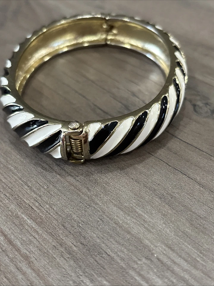 Pulsera fornash Esmalte Blanco y Negro Bisagras Tono Dorado Foto 4 de 4