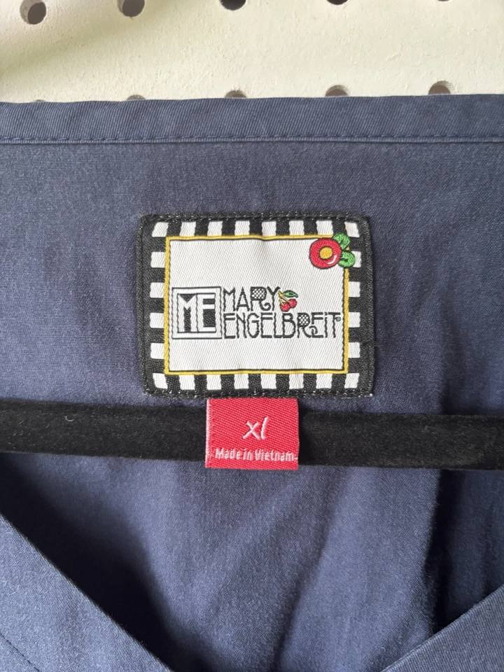 Uniforme Médico Mary Engelbreit Corto SLV Top Azul Marino Floral Para Mujer XL Foto 2 de 4