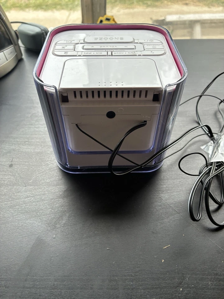 Audiovox Venturer CR8030iE5 Dual Alarm Clock, AM/FM Radio & Dock for iPod/iPhone - Image 3 of 4