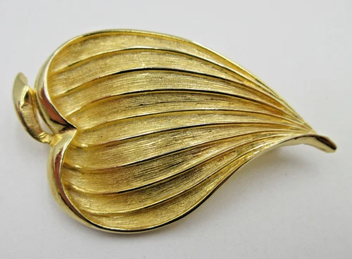 VTG BIG LARGE TEXTURED gold tone metal  2.5"  leaf Brooch Pin Costume Jewelry