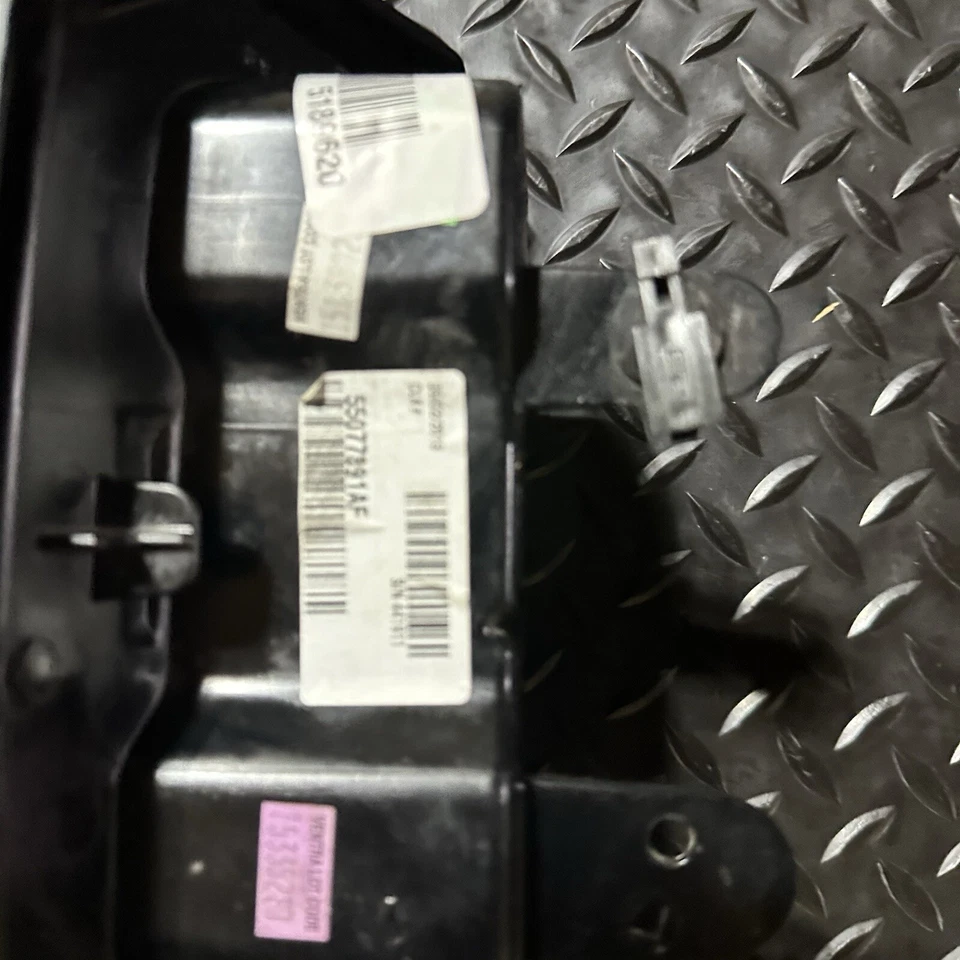 Luz trasera izquierda OEM genuina de fábrica para Jeep Wrangler 2007-2017/2018 JK Foto 4 de 4