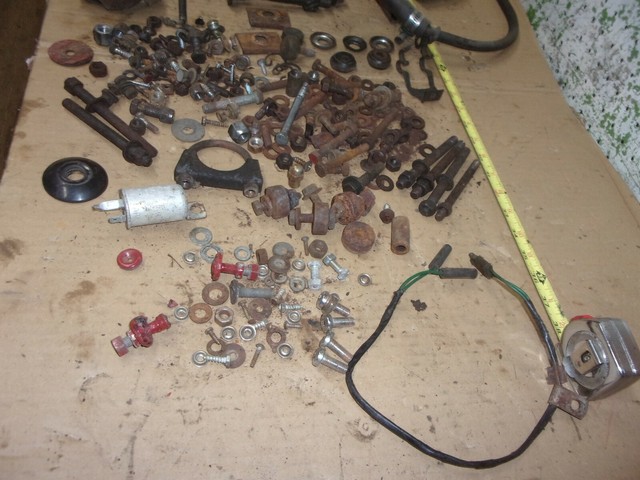 1965 TRIUMPH HERALD MISC ENGINE PARTS STARTER MANIFOLD SPRING BRACKET