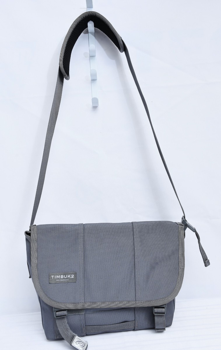 timbuk2 classic messenger bag extra small Flight Bag, S, Jet Black The XS Classic Messenger is the compact workhorse of the lineup Timbuk2 Classic Messenger Bag, Eco