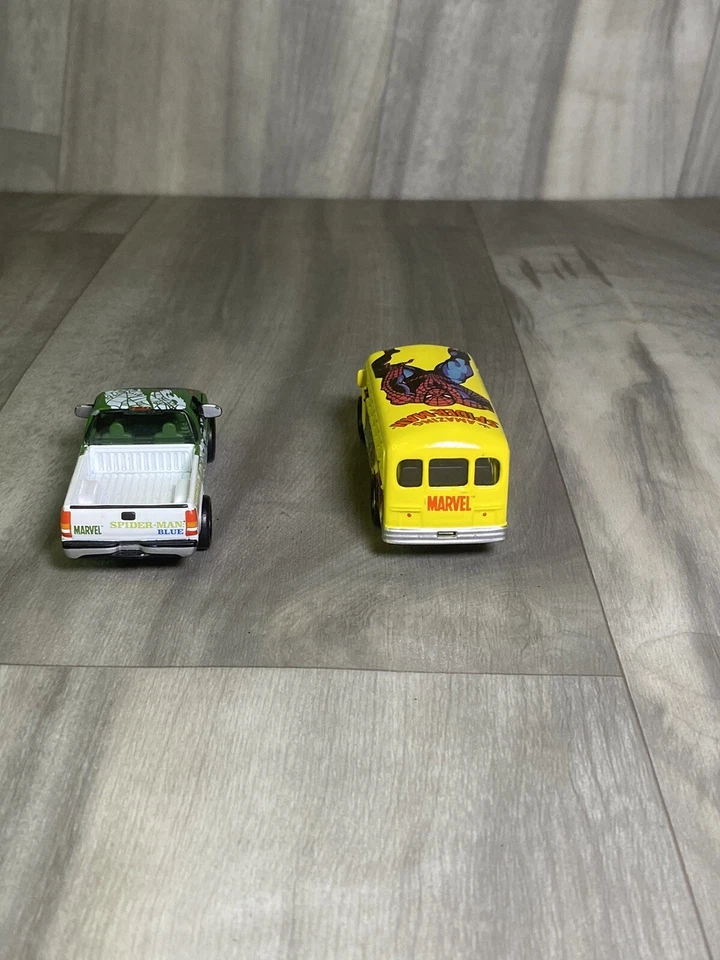 JOHNNY LIGHTNING INCRÍVEL HOMEM-ARANHA '56 CHEVY BUS '99 CHEVY SILVERADO LOTE DE 2 - Imagem 4 de 4