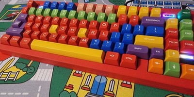 Mr Taxi Keyboard 75% von Matrix Labs, Prototype, Hong Kong Red Colorway