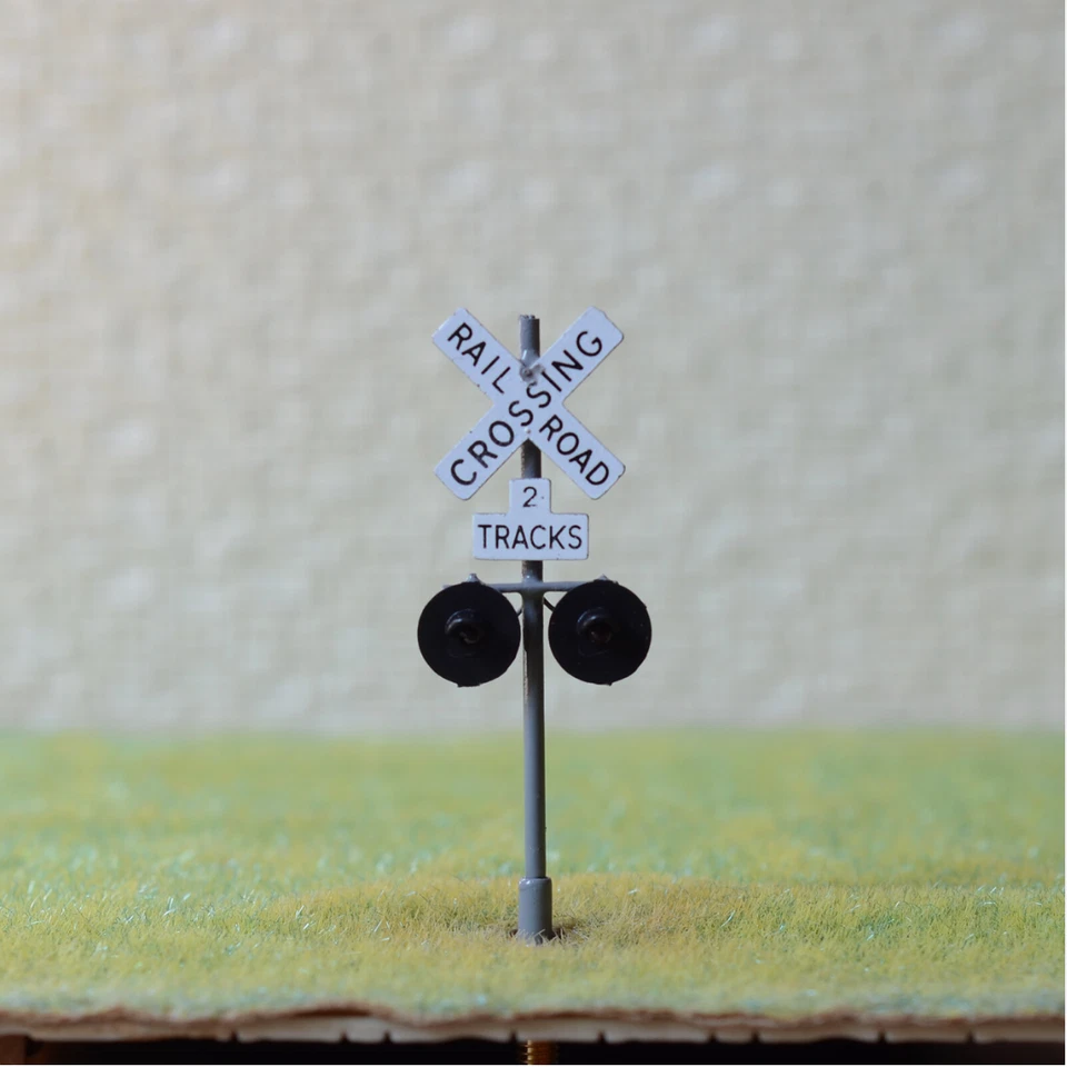 4 x HO scale model railroad grade crossing signal LED made 2 targets #CSG2 - Image 2 of 4