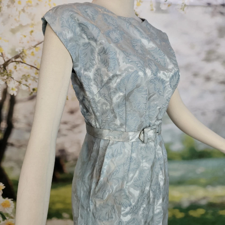 Vestido Vintage Años 60 Azul Pálido Sedoso Plata Cinturón Ajustado Mangas Gorra Estampado Hoja Foto 3 de 4