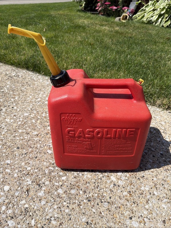 Chilton 5 1/4 Gallon Red Plastic Vented Gas Can Vintage Pre Ban P50 w/ Screen