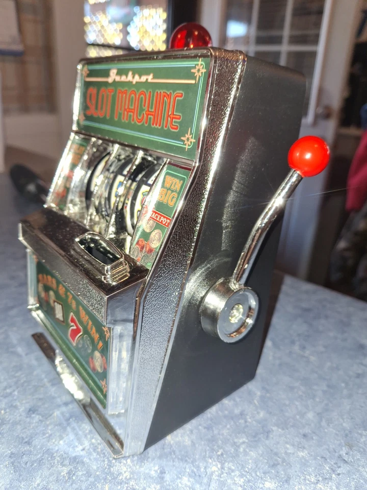 Banco Mini máquina tragamonedas Holiday Time - Luces y sonido - Palanca de tracción. Caja abierta nueva Foto 3 de 4