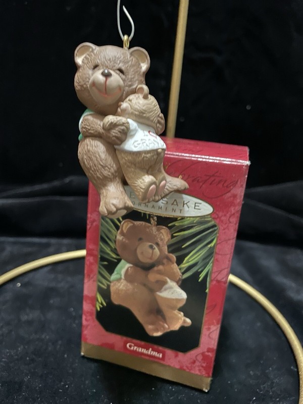 Grandma Teddy Bears Hugging Hallmark Christmas Ornament 1997 Keepsake