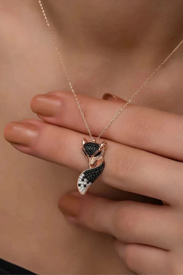 Colgante con dije de zorro de diamantes negros simulados de corte redondo de 2,50 quilates enchapado en oro rosa de 14 k Foto 3 de 4