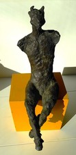 UTA FALTER-BAUMGARTEN - "SITZENDER FAUN" - BRONZESKULPTUR - UNIKAT