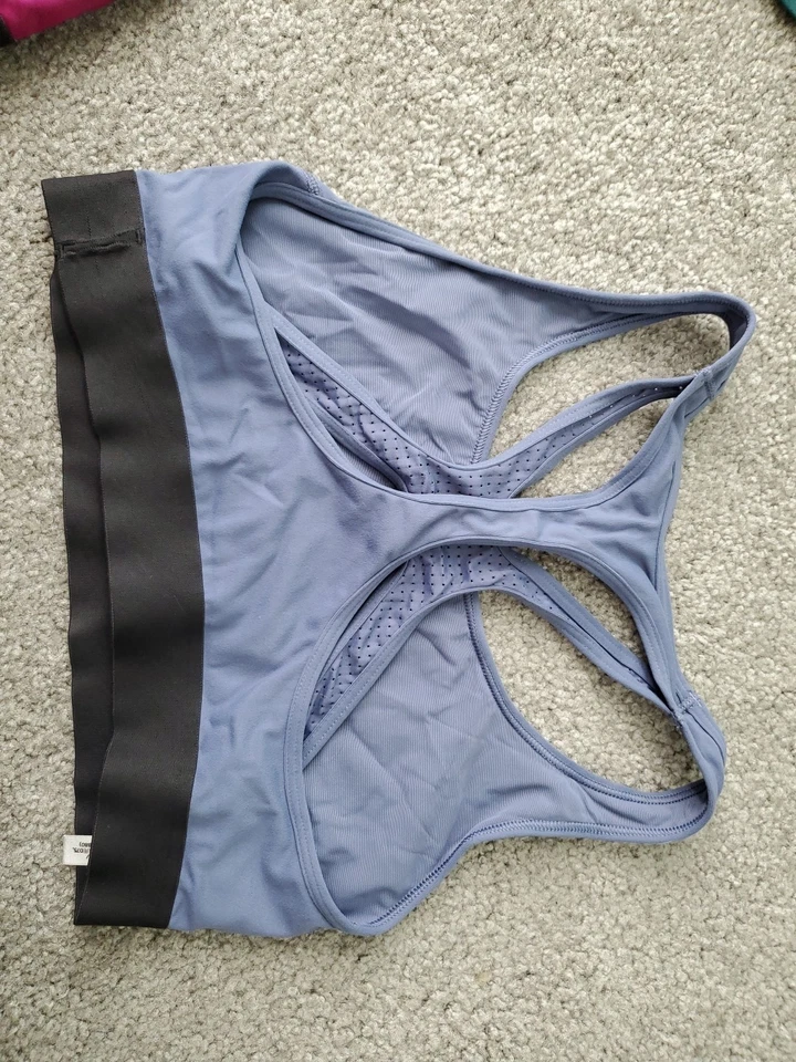 Lote de 4 Sujetadores Deportivos Victoria's Secret 2 Medianos y 2 Pequeños 'The Player' Foto 4 de 4