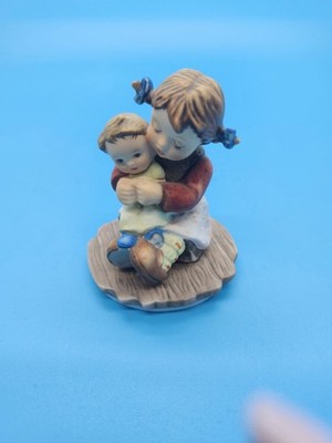Goebel Hummel Patty Cake Figurine BH 126 2000