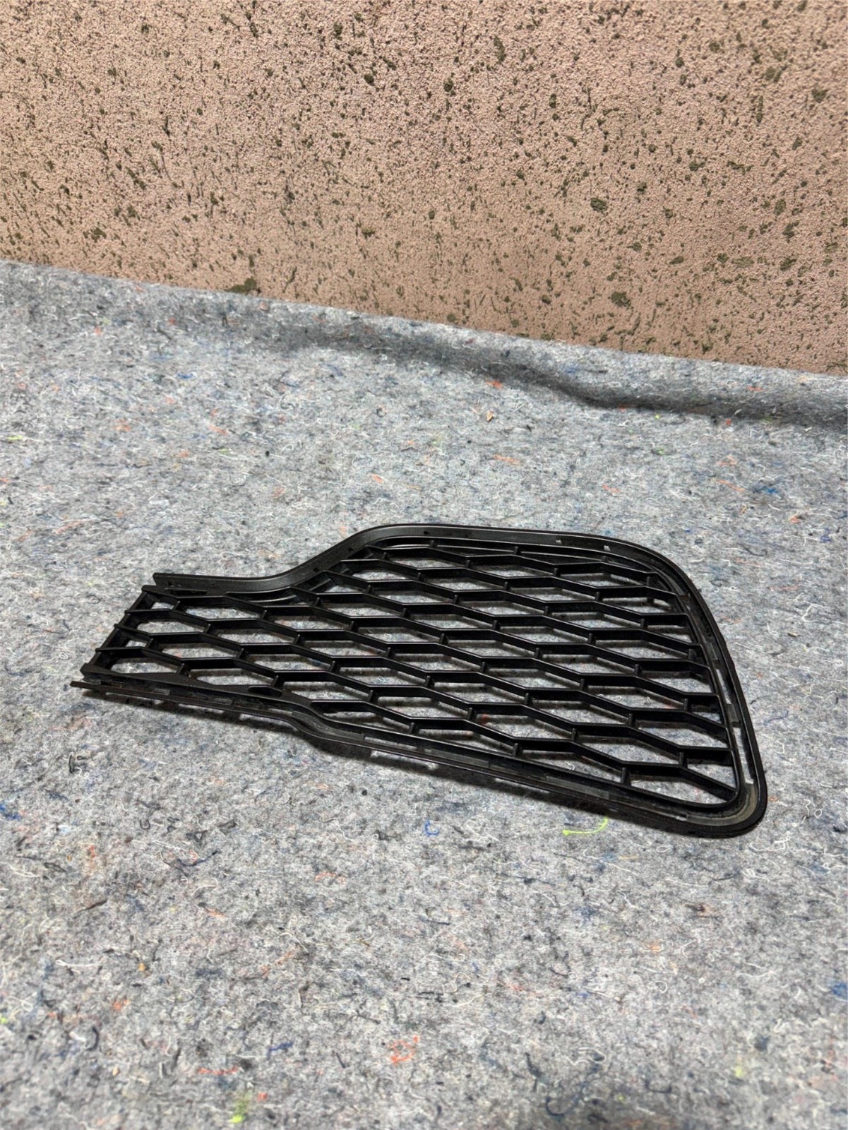 14-17 MASERATI GHIBLI FRONT RIGHT BUMPER LOWER GRILLE BEZEL COVER 670010765 OEM