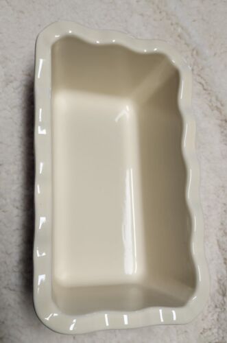 Williams Sonoma Emile Henry Red Ruffled Edge Loaf Pan. Glaze flaw. - Picture 10 of 17
