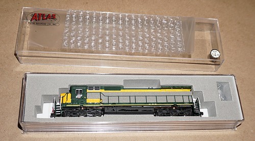 Atlas Dash 8-40C Locomotive 51819 N Scale Chicago & North Western Road 8567. - Picture 3 of 4