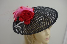 Hatinator/Fascinator schwarz mit roter Rose und rosa roten Federn. Sehr guter Zustand