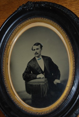 Pair antique Civil War Era large tintypes 9" x 7" in period oval frames - Picture 2 of 5