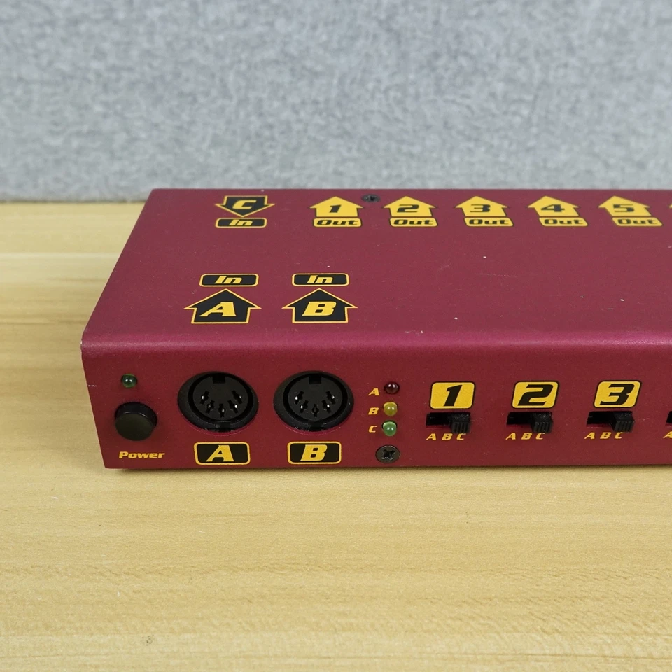 M-Audio Midiman Thru 3x8 MIDI Thru Splitter Utility Box 3-In 8-Out Midi UnitOnly - Image 2 of 4