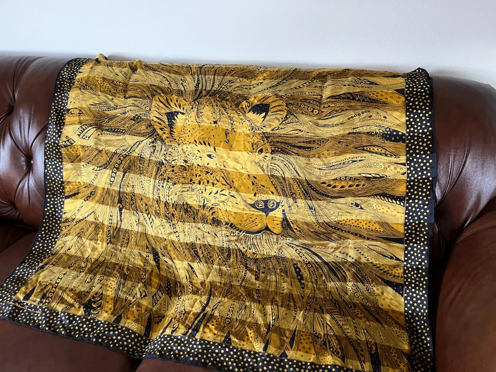 Belle tête de roi lion 100 % soie signée Christian Fishback noir et or 100 % soie femmes
