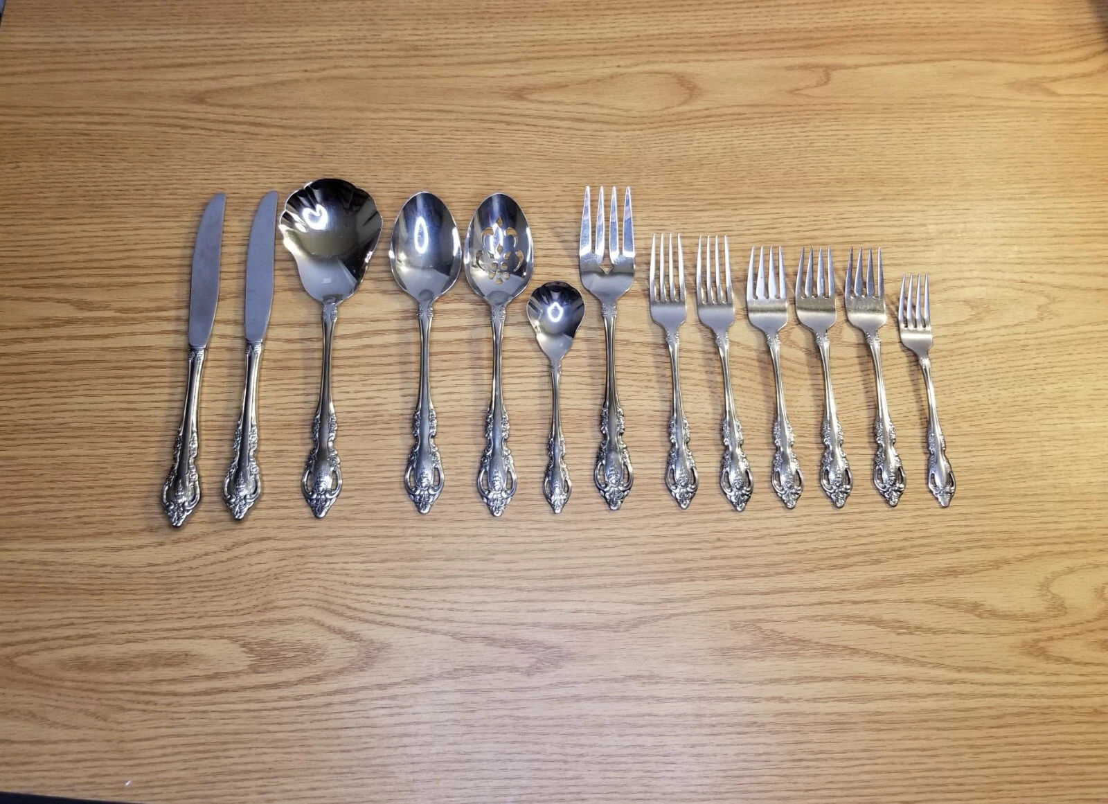 Oneida Community Brahms Flatware 13 PC Set Knife Fork Spoon Dinner Salad Serving
Opens in a new wind