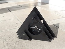 *STANDUHR*schwarz*Metall*mit Glitzersteinen*Dreieckig*Hand Made*18x26x7,5cm*TOP*