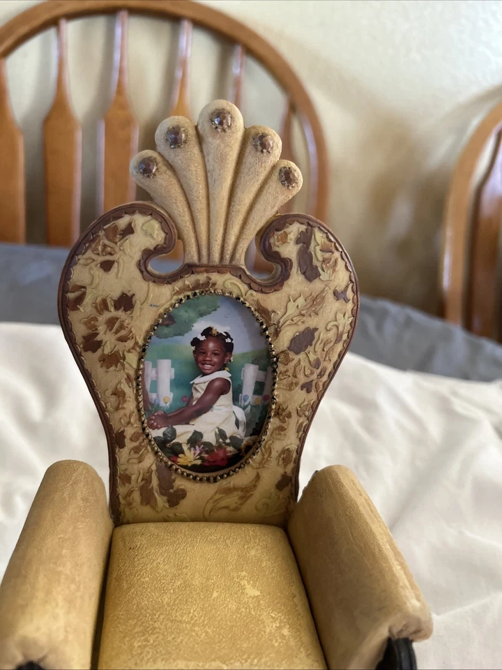 Миниатюрный кукольный домик викторианский стул кремовый цвет атласная однотонная обивка 8 дюймов высота - Изображение 3 из 4