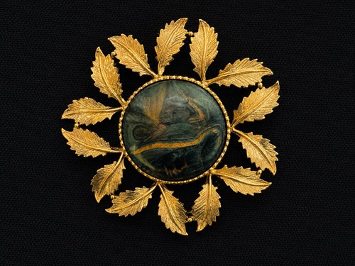 Gold Leaves Swirl Cabochon Vintage Gold Tone Brooch Pin
