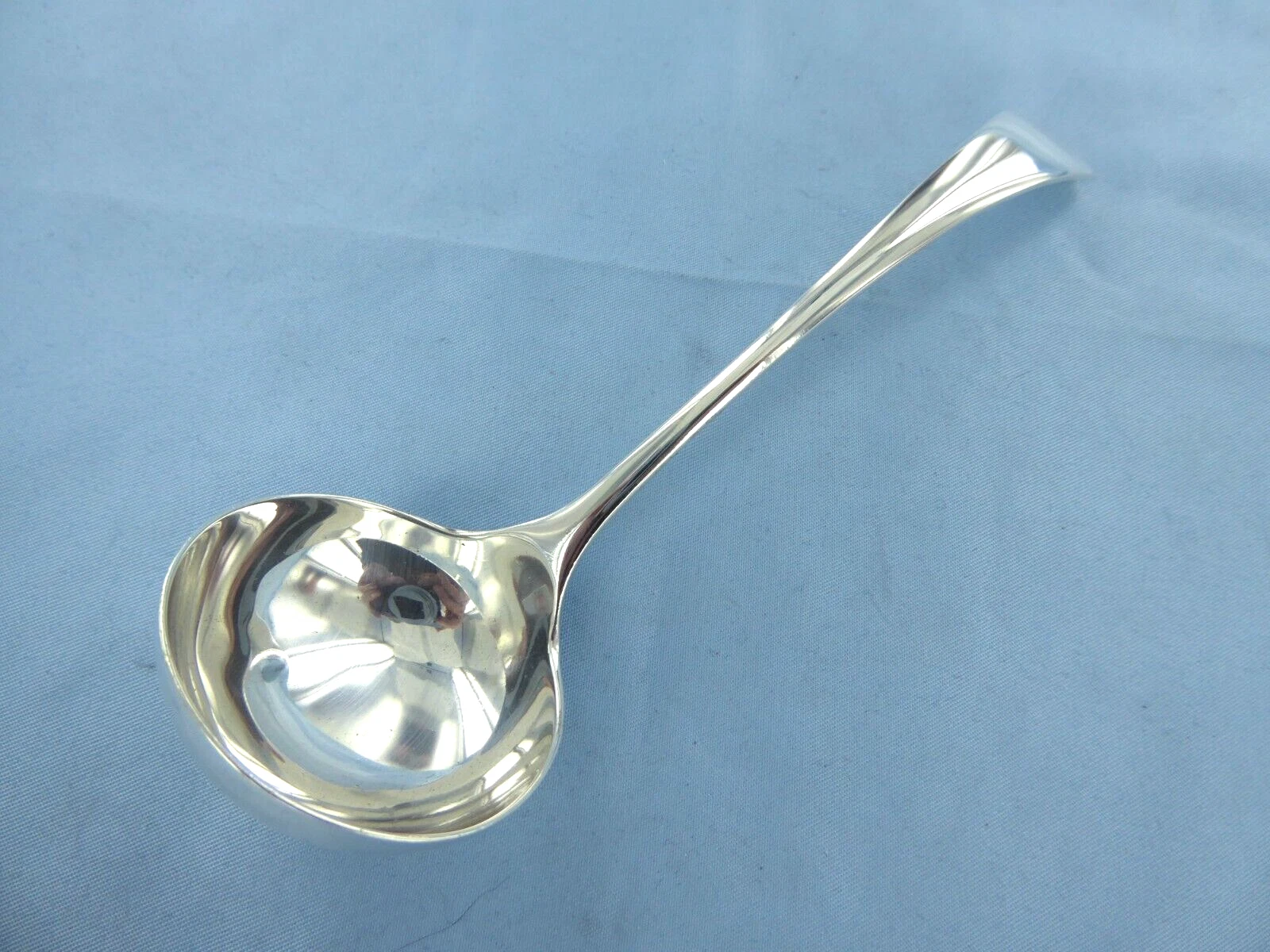 A VINTAGE STERLING SILVER OLD ENGLISH SAUCE LADLE.SHEFFIELD 1928.
Opens in a new window or tab
