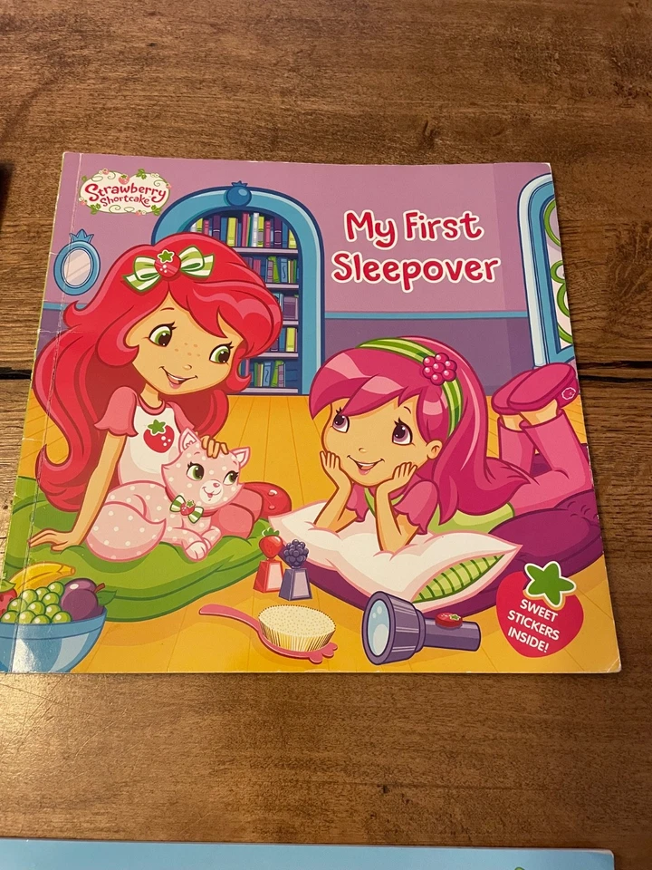 4 strawberry shortcake books some with stickers, 2005-2012 Foto 4 de 4