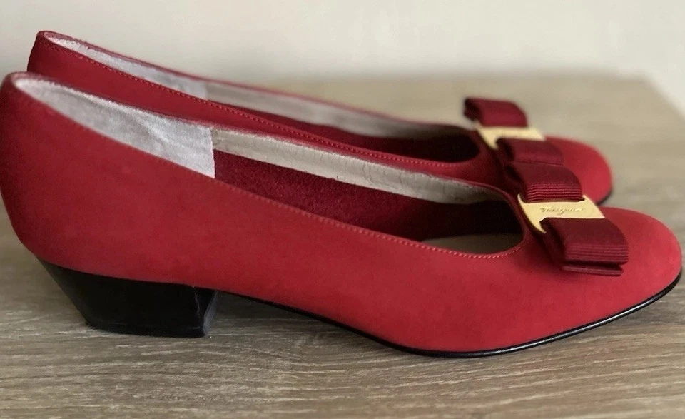 Zapato Salvatore Ferragamo para mujer rojo gamuza dorado con lazo talla 5 1/2B Foto 3 de 4