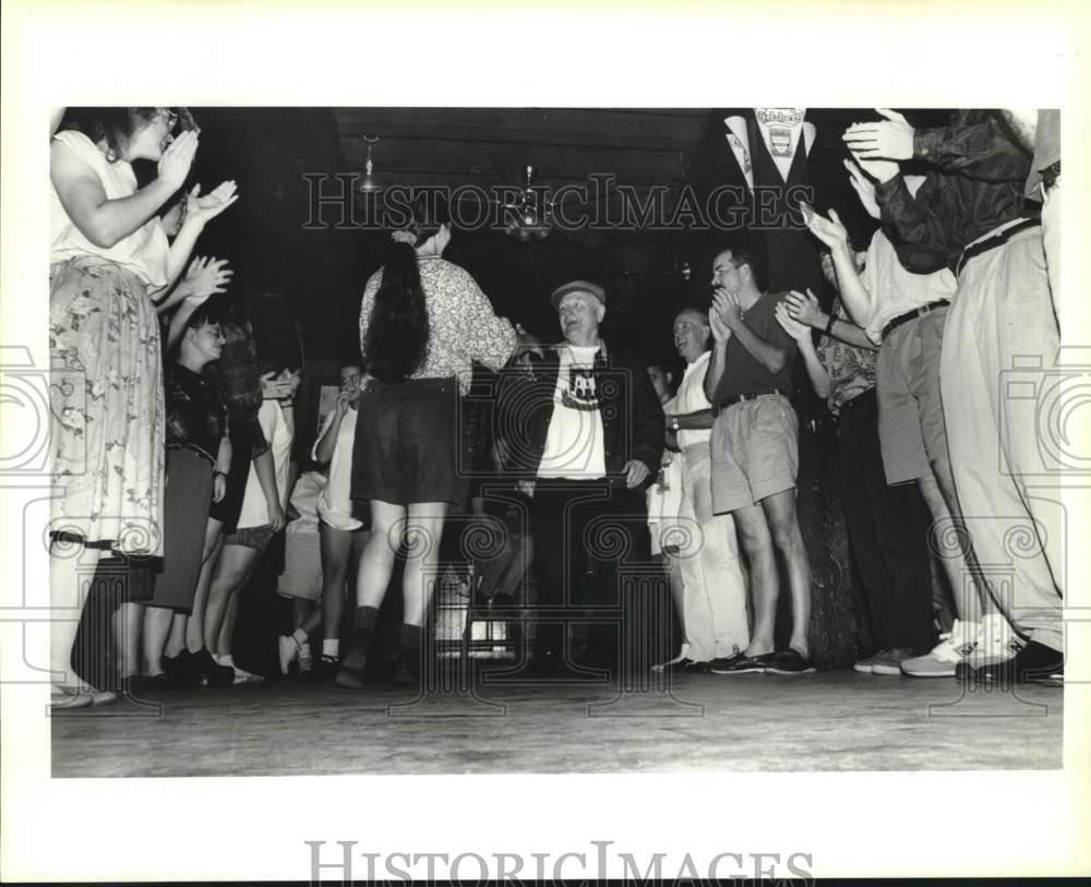 1994 Press Photo Patrons of O'Flaherty's Irish Pub participate in an Irish Dance