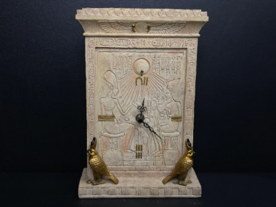 Schöne altägyptische Uhr des Gottes Horus als Falke mit Doppelkrone