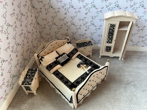 DOLLS HOUSE 1/12 SCALE BEAUTIFUL BEDROOM SET DRESSED WITH SILK. - Picture 5 of 5