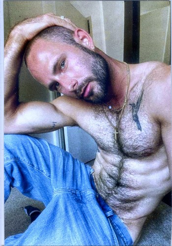 Maigre poilu musclé cheveux foncés Hunk en jean pose assise homme PHOTO 4X6