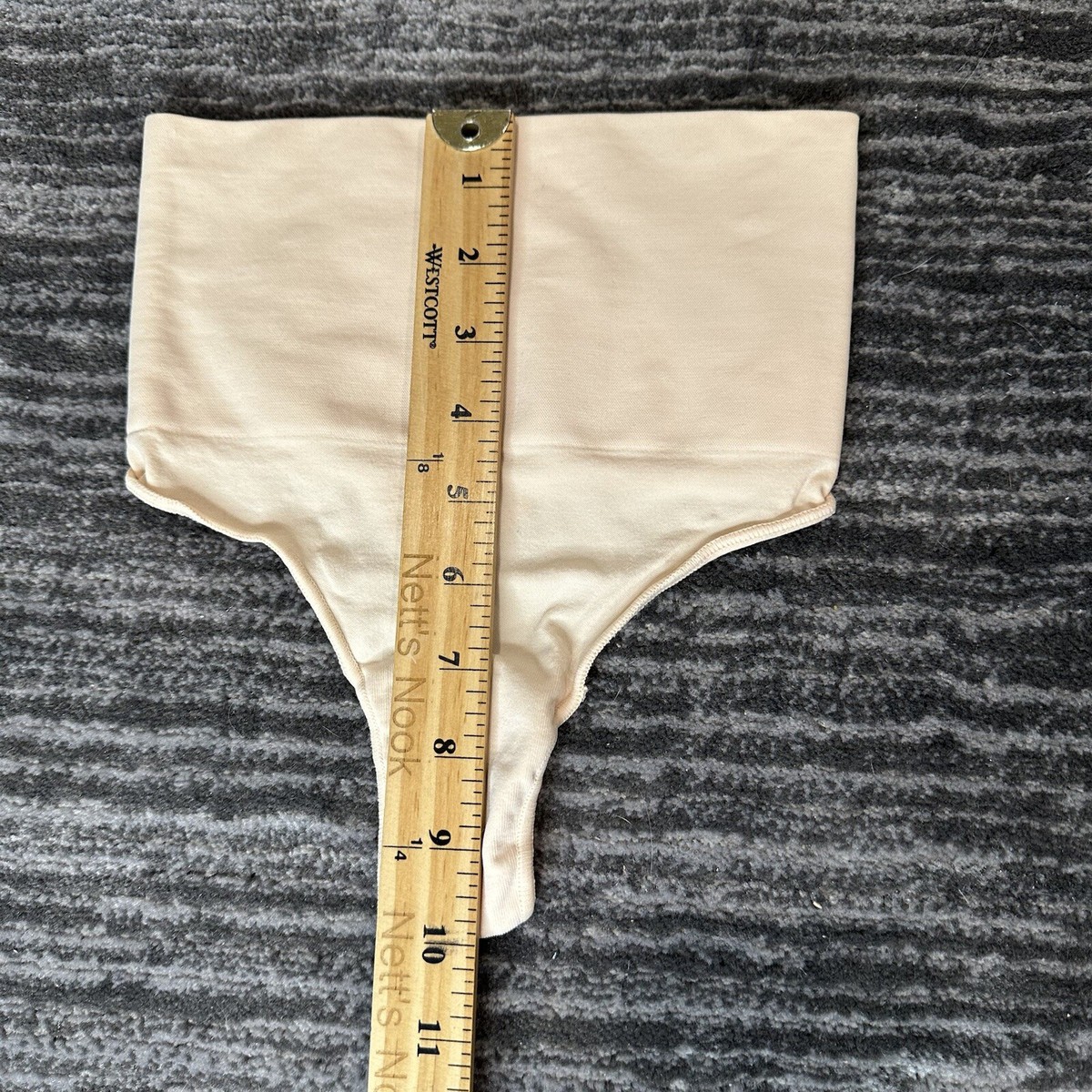 キム・カーダシアン発 話題沸騰☆SKIMS HIGH-WAISTED THONG 水着を着ることに対する不安感を取り除きたい」── こだわりを