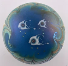 Lundberg Studios Vtg. 1976 Iridescent 3 Fish/Ocean Waves 3.1" Glass Paperweight