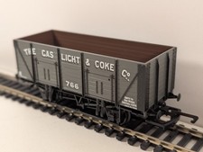 Hornby R6048 OO Gauge 9-Plank Wagon – Gas, Light & Coke