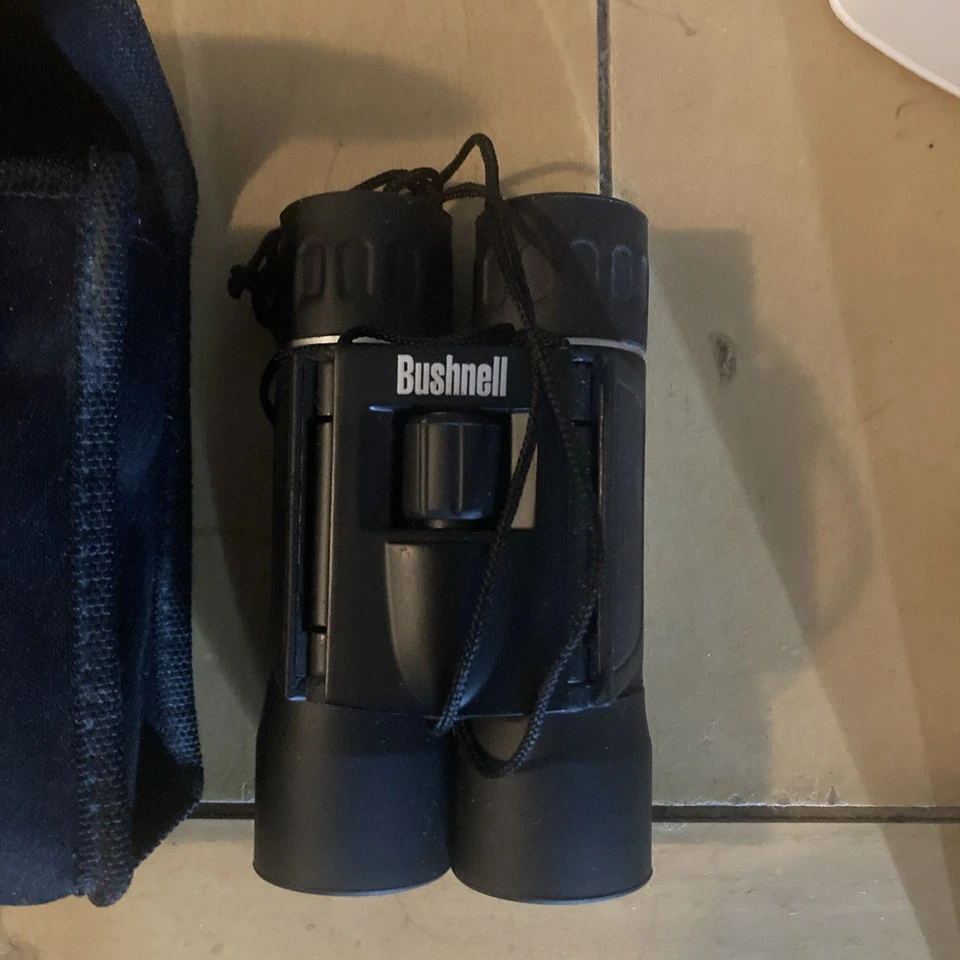 Bushnell Binoculars with Case 10x25 302 ft at 1000 Yards golf football sports  - Image 2 of 4