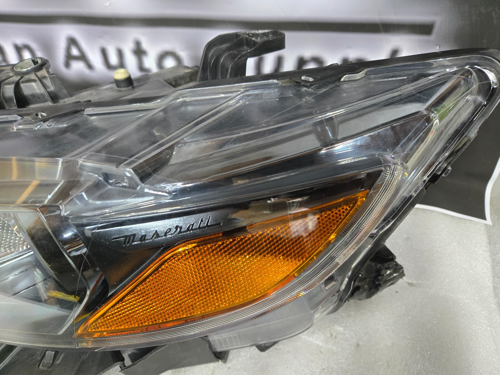 2017 - 2020 Maserati Levante LH Driver Xenon HID Non-AFS Headlight 670034642 OEM