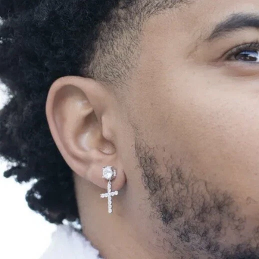 Pendientes de aro Huggie colgantes con cruz helada de plata esterlina circonita cúbica para hombre Foto 4 de 4