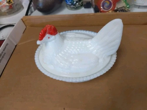 Vintage Westmoreland Milk Glass Hen on Nest White Red Turned Head Split Tail 6”