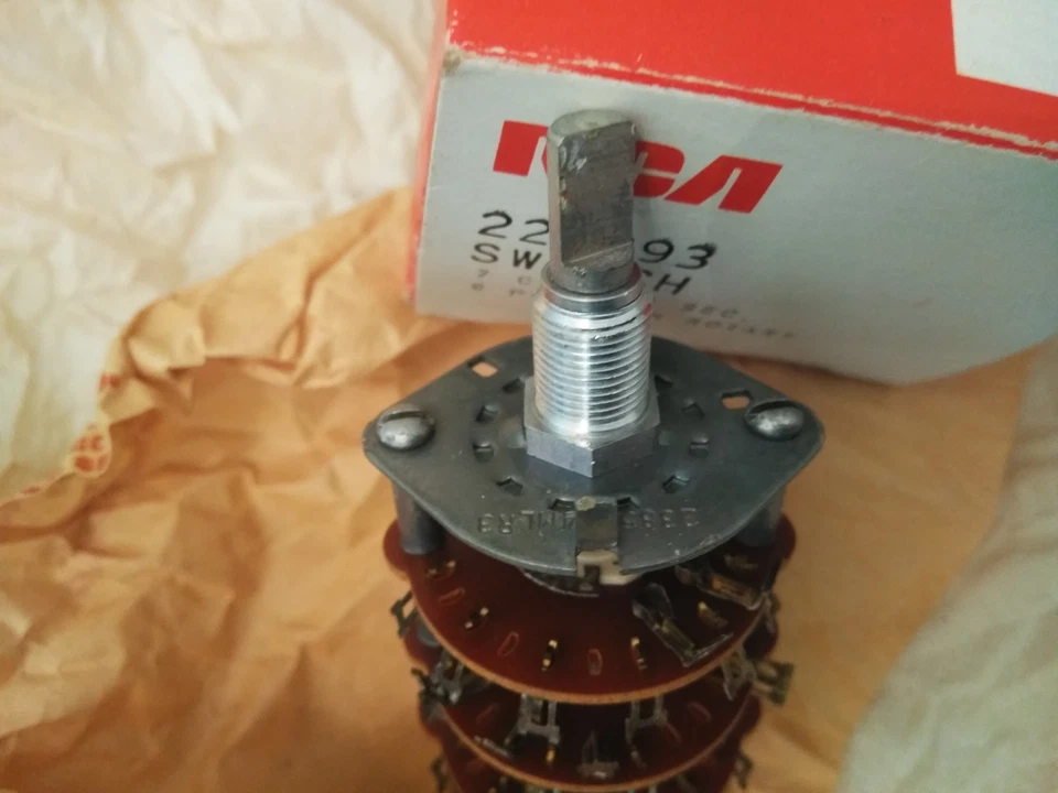 N.O.S. RCA 224893 Función Interruptor Rotativo / 7 CIR. 3 SEC. 8 POSICIONES ROTATIVAS Foto 4 de 4