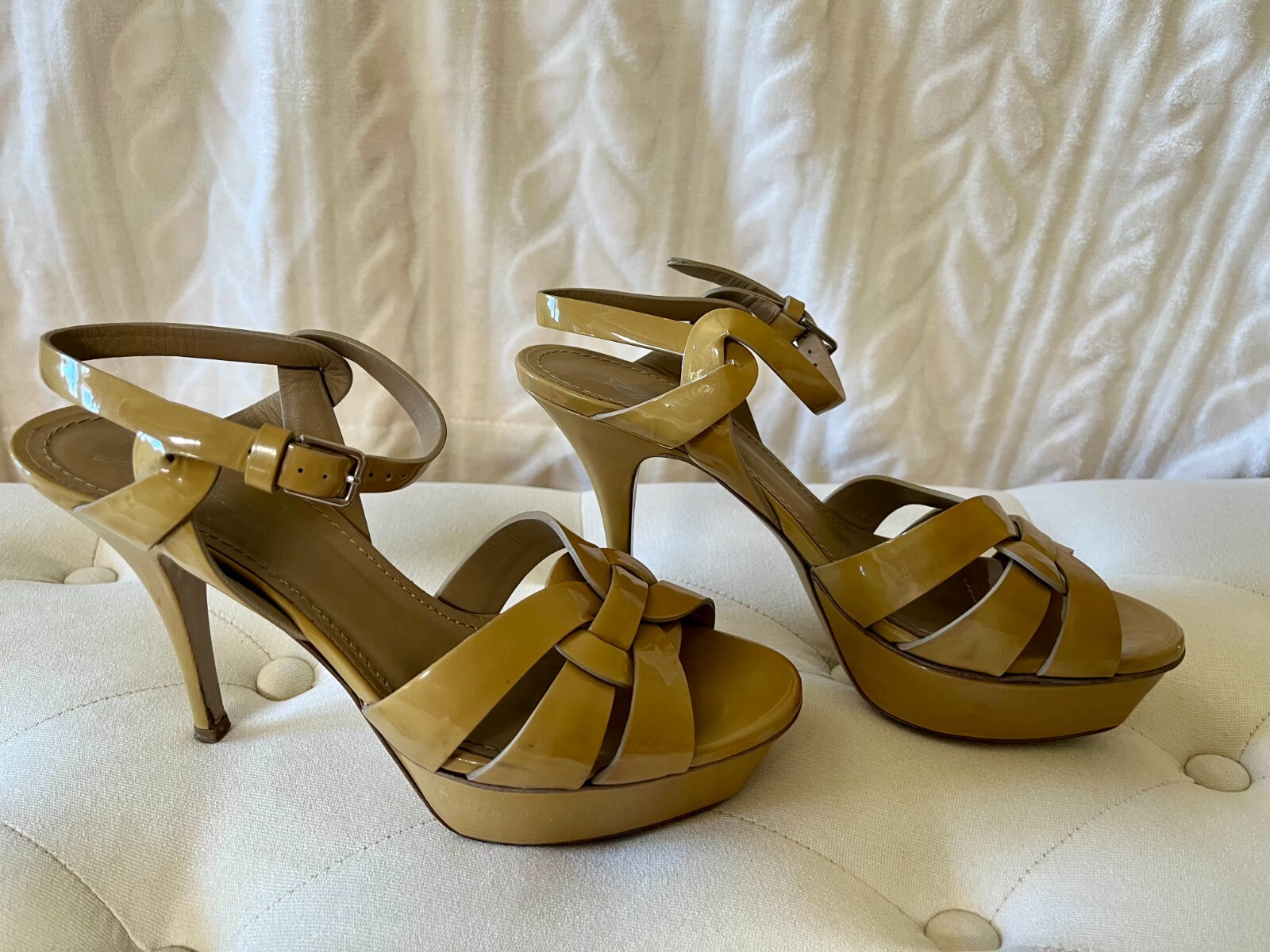 Sandali omaggio Yves Saint Laurent beige scuro in pelle verniciata taglia 38