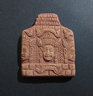 altes Tempel Amulett geweiht aus heiligen Ingredienzien Buddha