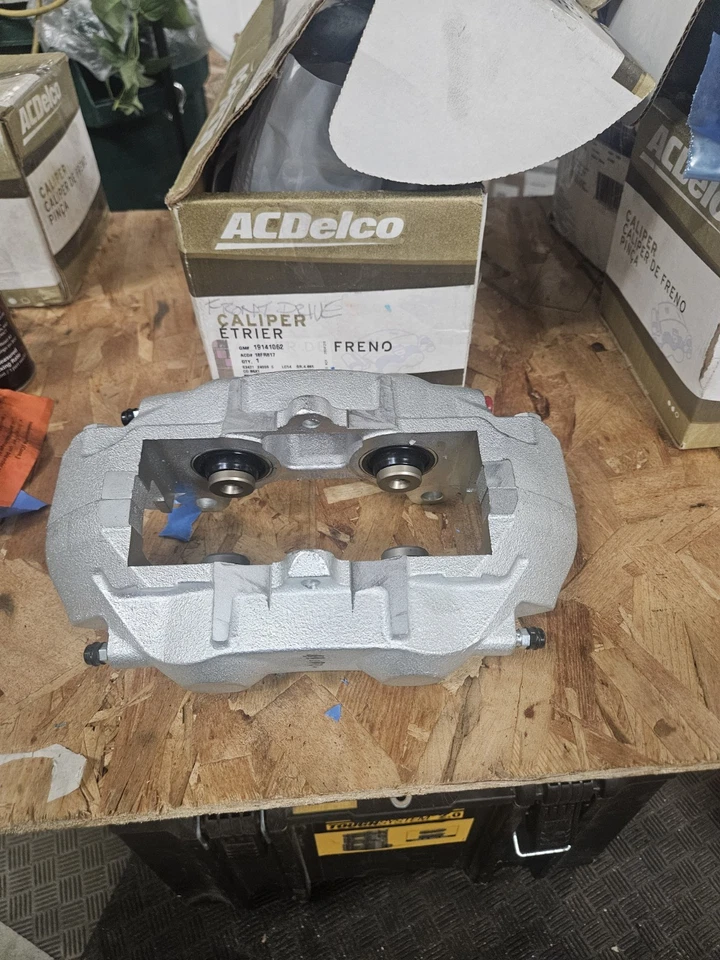 Pinza de freno de disco para pasajero trasero ACDelco 18FR818 1965-1982 Chevrolet Corvette ^ Foto 2 de 3